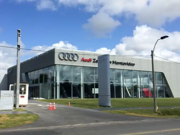 Large glass panels on Xinguangzheng's steel car dealership design